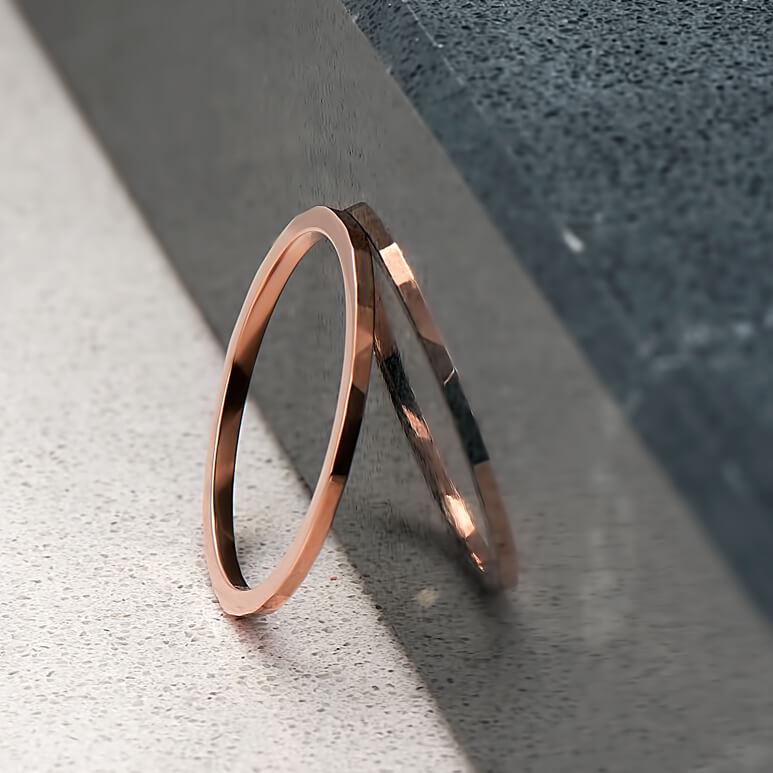 Hammer finished, 1mm wide band with facets and a mirrored finish, in recycled 10 karat rose gold.