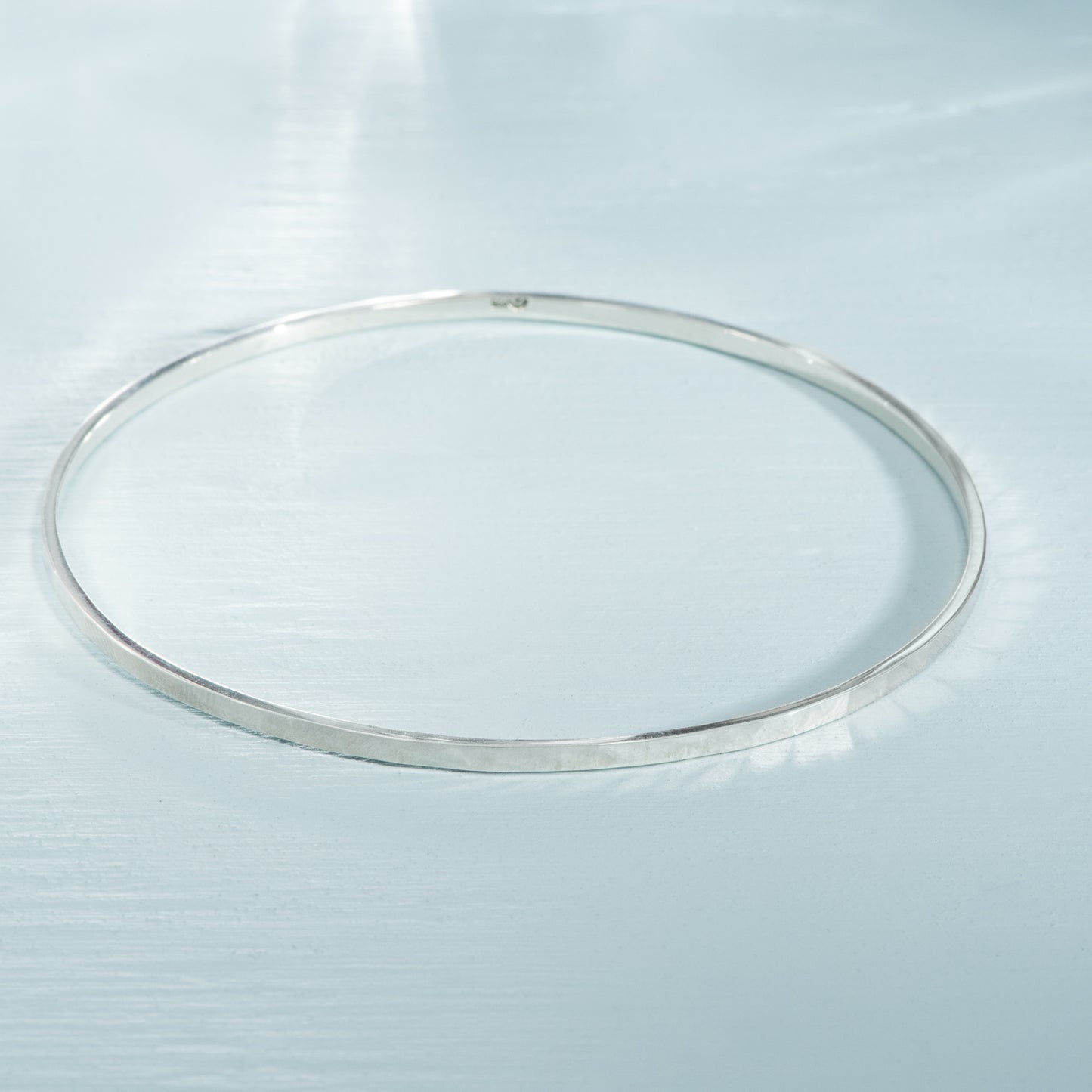 Facetted Bangle in White Gold